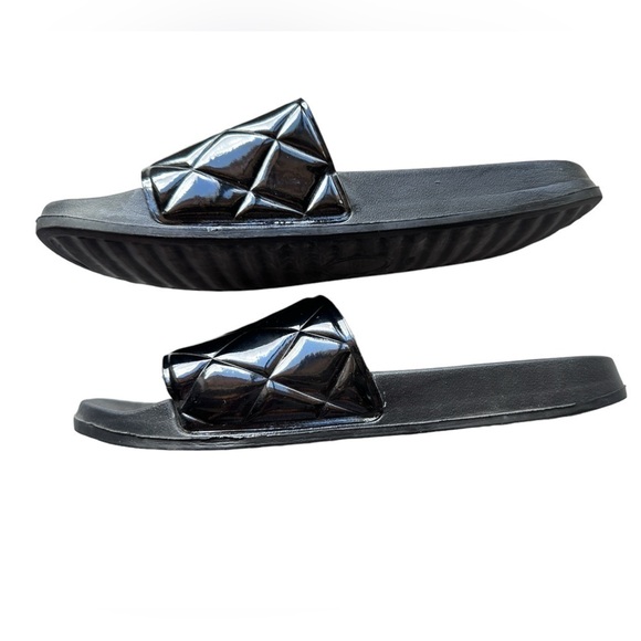 Guess Diamond Pool Slides in Black - Picture 2 of 6
